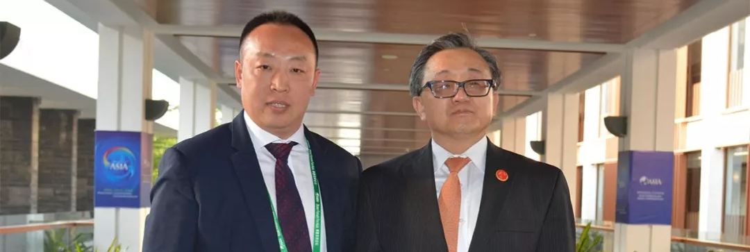 艹逼视频网页联合国副秘书长刘振民和赵章栓会长在博鳌亚洲论坛亲切交"